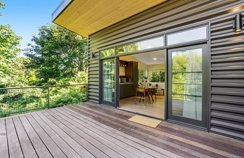 Seaview Apartment | Dog-Friendly Studio with Woodland Views, Central Location, and Gigabit WiFi