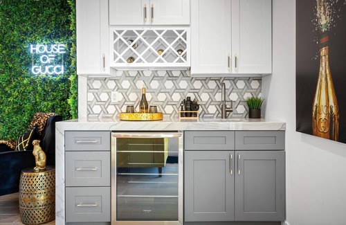 South Scottsdale House | Dog-friendly Stylish Escape with pool, Hot Tub, BBQ, ping pong, games and more!