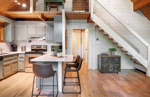 Nellysford Cabin | Dog Friendly Wooded Modern Cabin in Wintergreen with Deck & High Speed Wifi