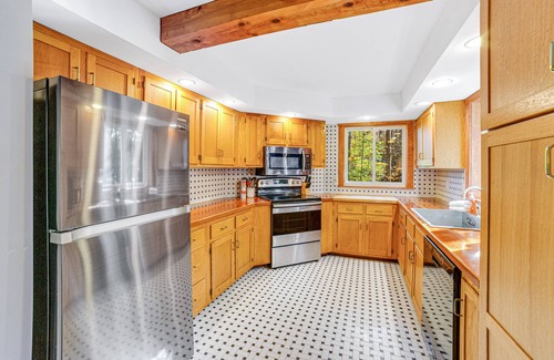 South Londonderry House | Dog-friendly vacation home with fast WiFi & washer/dryer - near ski areas