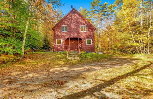 South Londonderry House | Dog-friendly vacation home with fast WiFi & washer/dryer - near ski areas