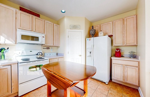 Villages of Five Points House | Dog-friendly Villages of Five Points townhouse with pool, tennis, gym, grill