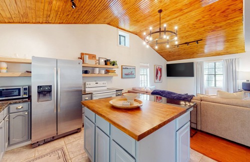 Granite Shoals House | Dog-friendly waterfront home with dock, grill, water views, patio, washer/dryer