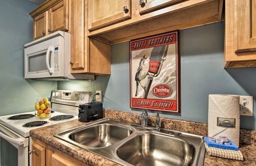 Weaverville Cabin | Dog-Friendly Weaverville Cabin Hot Tub & Fireplace