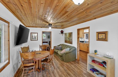 Cobb House | Dog-Friendly Wine Country Cabin cabin