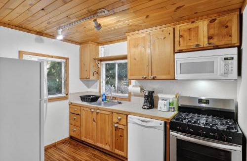 Cobb House | Dog-Friendly Wine Country Cabin cabin