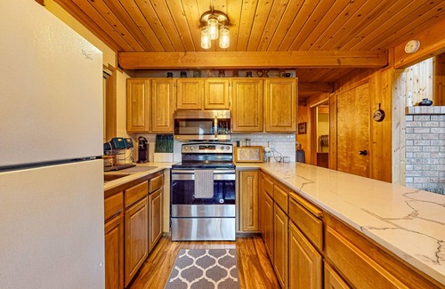 Roslyn Ridge Cabin | Dog-friendly woodland cabin with woodstove & deck, near Lake Cle Elum