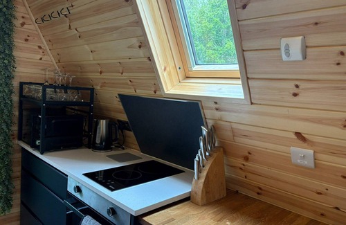 Toppesfield Cabin | Dog-Friendly Woodland Hideaway: A Quirky, Romantic Escape with Hot Tub