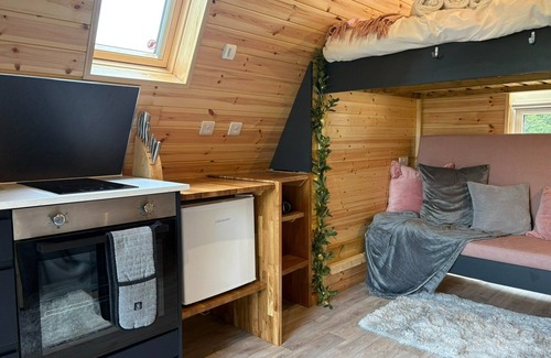 Toppesfield Cabin | Dog-Friendly Woodland Hideaway: A Quirky, Romantic Escape with Hot Tub