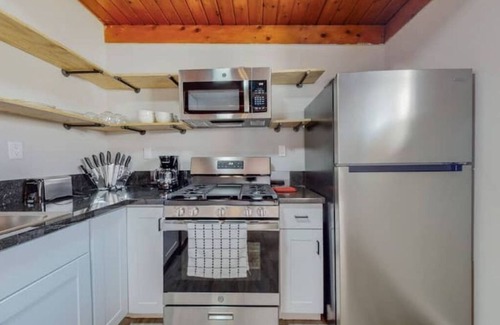 Pueblo Alto Apartment | ⟫ Dog Run & Courtyard 2 Bedroom Apt w/King Bed W&D