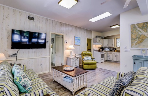 Folly Field House | Dog & Snowbird-Friendly Gem - AC, WiFi & Boat Parking, Walk to Folly Field Beach
