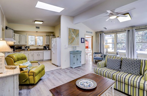 Folly Field House | Dog & Snowbird-Friendly Gem - AC, WiFi & Boat Parking, Walk to Folly Field Beach
