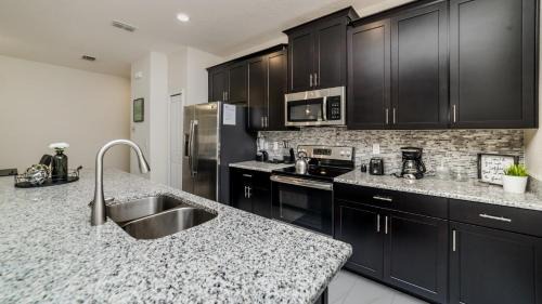 Pipers Glen Estates House | DOG9055
