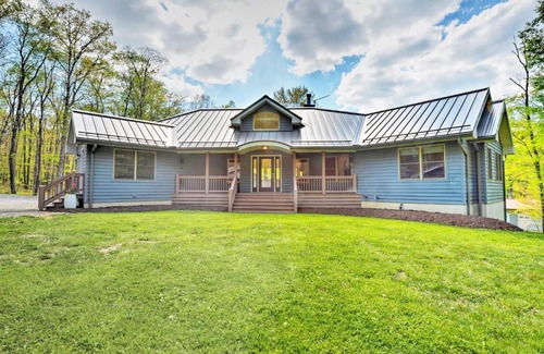 Crellin House | Dogs Welcome Secluded Oakland Gem with Hot Tub