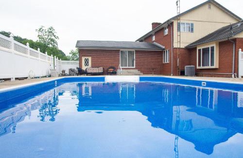 Warsaw House | Dogwood Retreat with big pool!