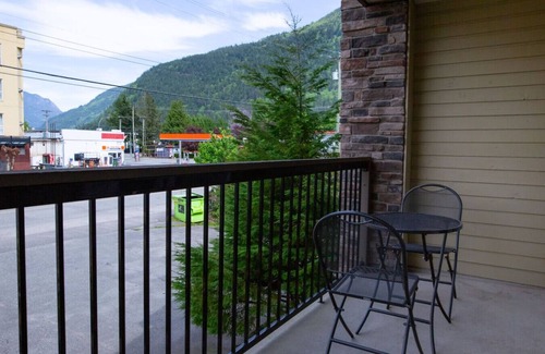 Harrison Hot Springs Apartment | Dogwood Suite | 2 Beds & Walkable to Lake