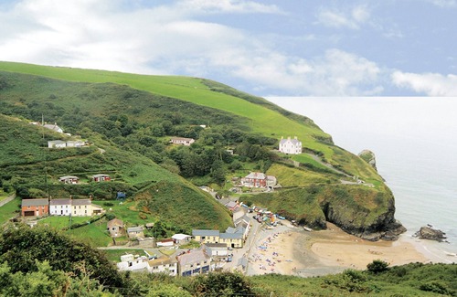 Tan-y-groes House | Dol Llan is in an ideal location for your family holiday in Wales.