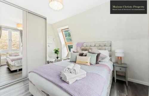 High Barnet Apartment | Dollis Valley 3Bedroom House Sleeps 8 in London With FREE PARKING By Maison Christo Property Short Lets & Serviced Accommodation