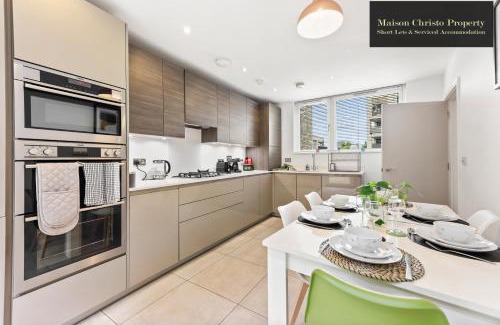 High Barnet Apartment | Dollis Valley 3Bedroom House Sleeps 8 in London With FREE PARKING By Maison Christo Property Short Lets & Serviced Accommodation