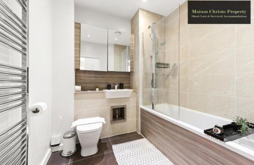 High Barnet Apartment | Dollis Valley 3Bedroom House Sleeps 8 in London With FREE PARKING By Maison Christo Property Short Lets & Serviced Accommodation