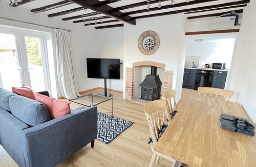 Thetford Cottage | Dolls House Cottage - Self Contained Cottage, Beautiful Garden, Ample Parking
