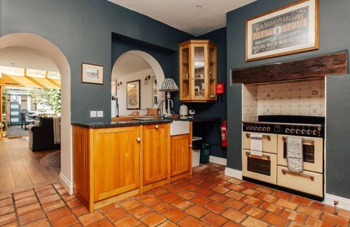 Henley-on-Thames House | Dolls House - Luxury Townhouse - From £400 Per Night