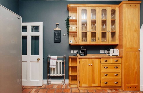 Henley-on-Thames House | Dolls House - Luxury Townhouse - From £400 Per Night