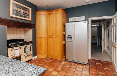 Henley-on-Thames House | Dolls House - Luxury Townhouse - From £400 Per Night