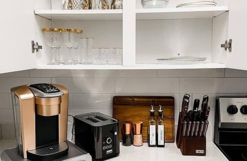 North Nashville Apartment | Dolly's Art Deco: Luxe Stay Near Broadway