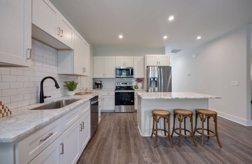 Whitebridge House | Dolly's Daydream - Rooftop Deck - Mins to Downtown – Sleeps 8