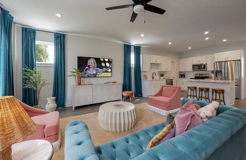 Whitebridge House | Dolly's Daydream - Rooftop Deck - Mins to Downtown – Sleeps 8
