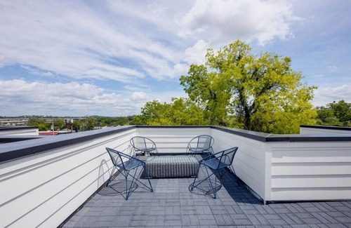 Whitebridge House | Dolly's Daydream - Rooftop Deck - Mins to Downtown – Sleeps 8