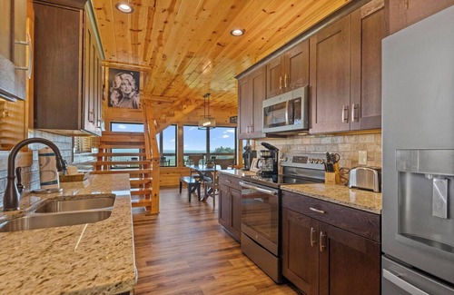Gatlinburg - Pigeon Forge Resort | Dolly Valley View is a gorgeous modern cabin with maximum entertainment