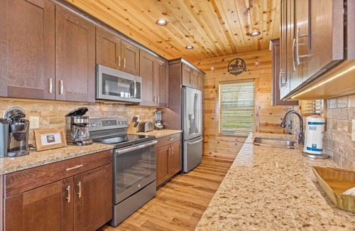 Gatlinburg - Pigeon Forge Resort | Dolly Valley View is a gorgeous modern cabin with maximum entertainment