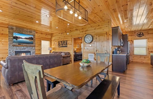 Gatlinburg - Pigeon Forge Resort | Dolly Valley View is a gorgeous modern cabin with maximum entertainment