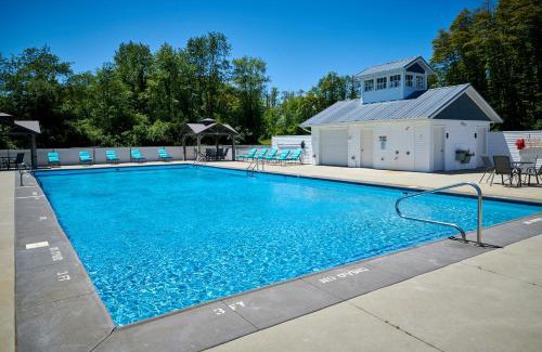 Fennville House | Dollybrook 8 Pet Friendly Community Pool Groups Welcome
