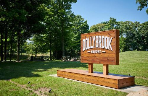 Fennville House | Dollybrook 9 Pet Friendly Community Pool Groups Welcome