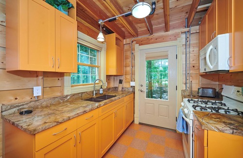 Fennville House | Dollybrook Cottage 1: Shared pool, private hot tub, pet friendly