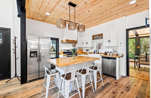 Rocky Grove Cabin | Dollys Mountain Retreat - Brand New
