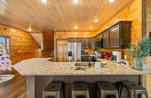 Sevierville Cabin | Dollywood Luxury Smoky Mtn Pool Cabin, Amazing view, Hot tub,Arcade, Pets ok