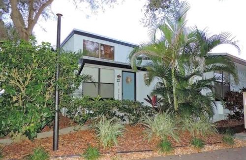 New Smyrna Beach House | Dolphin Cove Cottage -2-2 Pet Friendly!