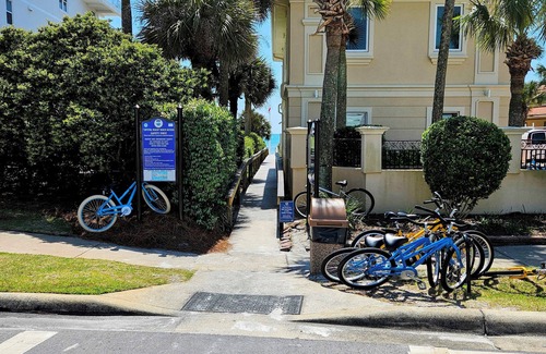 Crystal Shores Cottage | Dolphin Daze-Unit B - Downstairs - Walk to the beach!