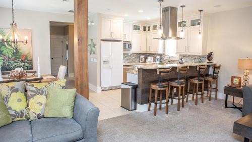 Seawalk Circle House | Dolphin House