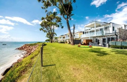 Port Stephens Council Apartment | 'Dolphin Shores' *2 SUPs 2 Kayaks* WATERFRONT ACCOMMODATION Port Stephens