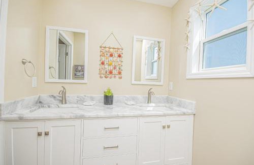 Sunnyside House | Dolphins Point - West End - Sleeps 12!