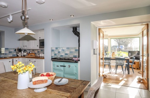 Brynsiencyn Cottage | DOLWAENYDD, pet friendly, with hot tub in Brynsiencyn