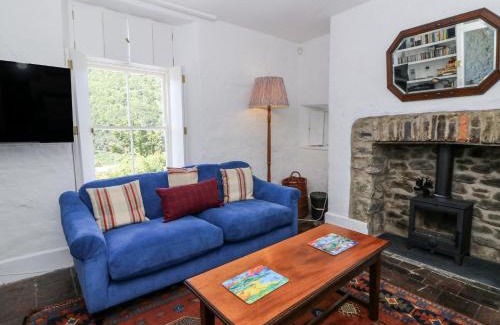 Llandyssiliogogo House | Dolwylan Cottage