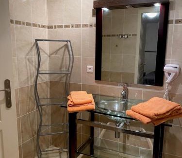 Saint-Jean-d'Ardieres Bed & Breakfast | Domaine de la Noiseraie - Suites spacieuses