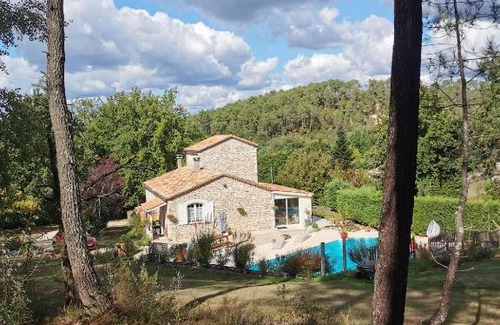 Fumel Bed & Breakfast | DOMAINE DES 3 CYPRÈS Chambre PIVOINE Chez Nath & Pat