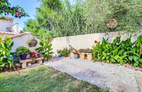 Beaucaire Apartment | Domaine des Oliviers-Apartment for 4 to 6 people with swimming pool